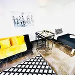Daire Com Vista Rua Da Oura -